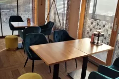 stoly-bukowe-w-restauracji-Balaton-Cafe