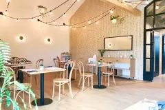 stoly-w-restauracji-Domolo-w-Dabrowie-Gorniczej